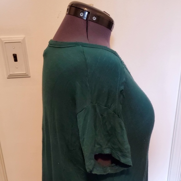 No Boundaries Asymmetrical T-Shirt - Picture 2 of 5